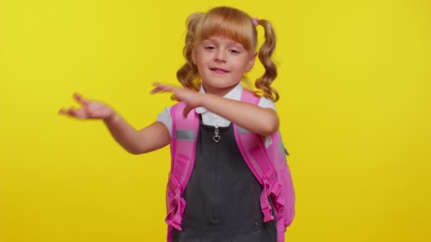 Aantrekkelijk blond tiener student meisje kind in school uniform draagt roze rugzak met gekruiste armen — Stockvideo