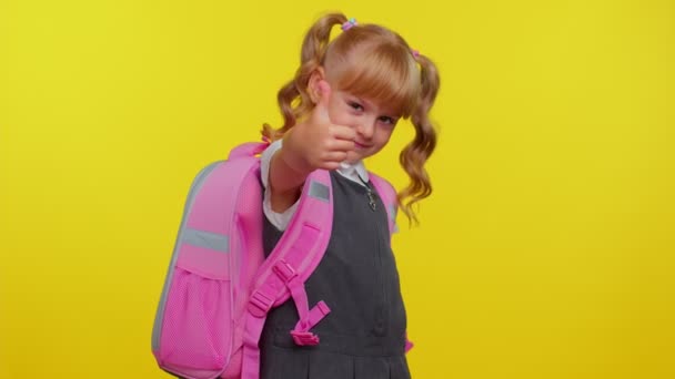 School meisje kind op zoek goedkeurend naar camera tonen duimen omhoog, als teken positief iets goeds — Stockvideo