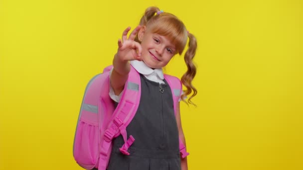 Usmívající se školačka, dívající se souhlasně na kameru ukazující ok gesto, jako znamení pozitivní odpověď — Stock video