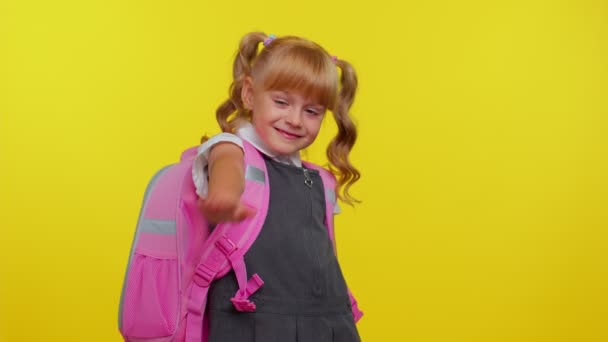 Alegre adolescente colegiala niño vestido en uniforme olas mano palma en hola gesto da la bienvenida a alguien — Vídeo de stock