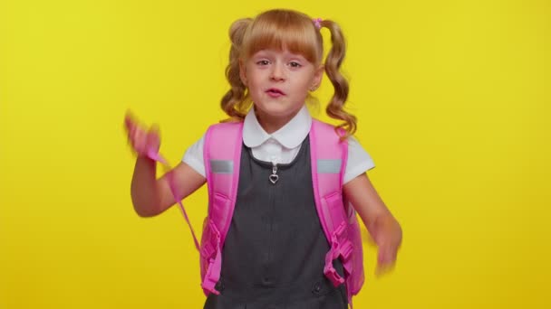 Aufgeregt erstaunt Teenie-Mädchen in Schuluniform hebt überrascht die Hände, schockiert über plötzlichen Sieg — Stockvideo