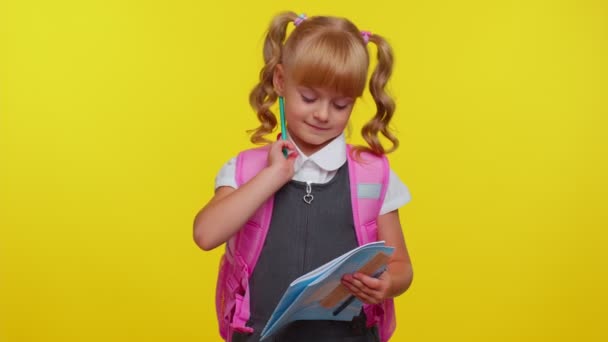 Muchacha adolescente atractiva en uniforme escolar sonriendo, hacer notas a lápiz en un cuaderno, educación — Vídeos de Stock