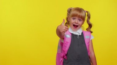 Sırt çantalı, gülümseyen liseli kız promosyon içeriği için fotokopi odasına bakıyor.