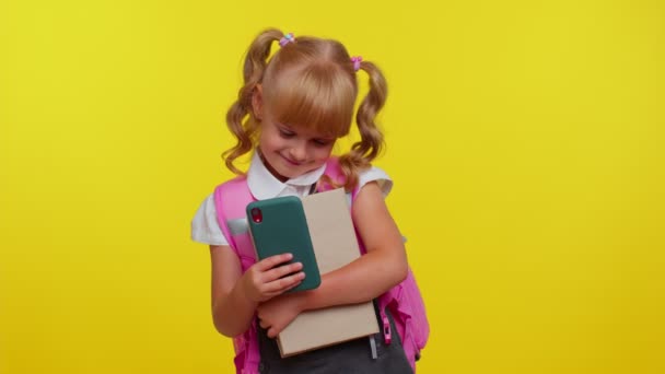 Αστεία παιδί blogger δημοτικό σχολείο κορίτσι λήψη selfie στο κινητό τηλέφωνο, επικοινωνία βίντεο κλήση σε απευθείας σύνδεση — Αρχείο Βίντεο