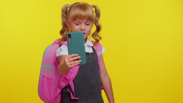 Schoolgirl kid blogger i uniform tar selfie, spela in video på mobiltelefon för sociala medier — Stockvideo