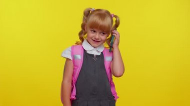 Öğrenci kız annesini cep telefonuyla arıyor. Çok hoş ve ilginç bir konuyu tartışıyorlar.