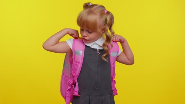 Heerlijk zelfverzekerd kind meisje in school uniform tonen biceps, het gevoel kracht voor studie — Stockvideo