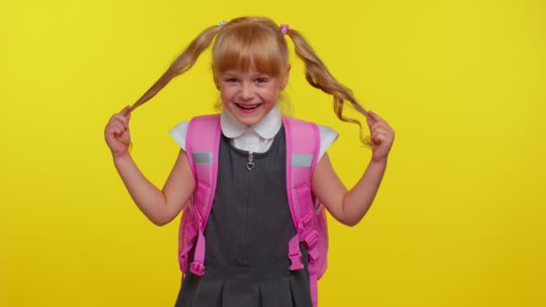 Chica feliz niño en uniforme escolar jugar con cola de caballo reír tonteando haciendo juguetón cara tonta — Vídeos de Stock