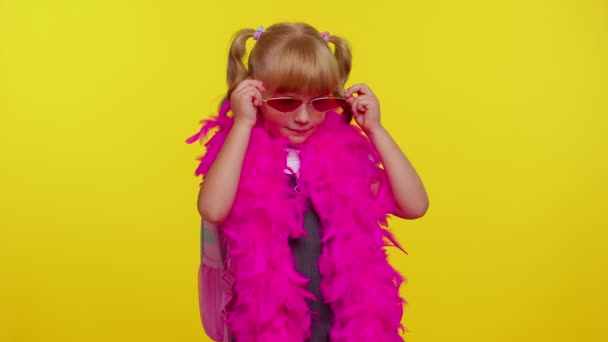 Schöne süße lächelnde Schulmädchen mit Rucksack, Sonnenbrille, charmantes Lächeln, posiert, tanzt — Stockvideo