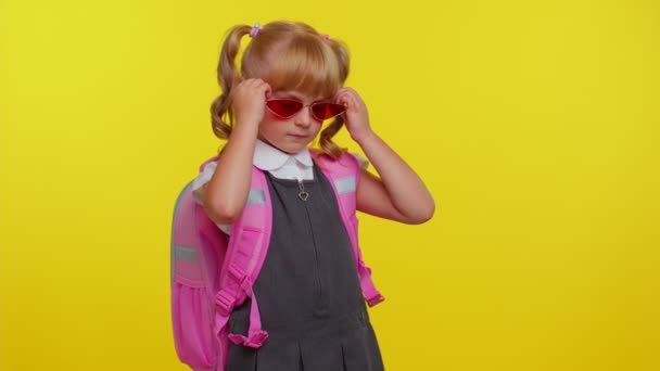 Belle écolière souriante avec sac à dos portant des lunettes de soleil, sourire charmant, posant, dansant — Video