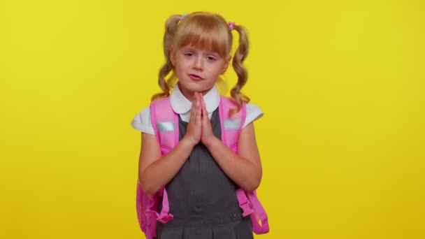 10代の少女は心から神に祈り、祈りの表情を見上げ、謝罪を請う — ストック動画