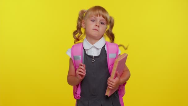 Sonriente colegiala divertida haciendo cara humorística con los ojos cruzados, haciendo el tonto, divirtiéndose, sin cerebro — Vídeos de Stock