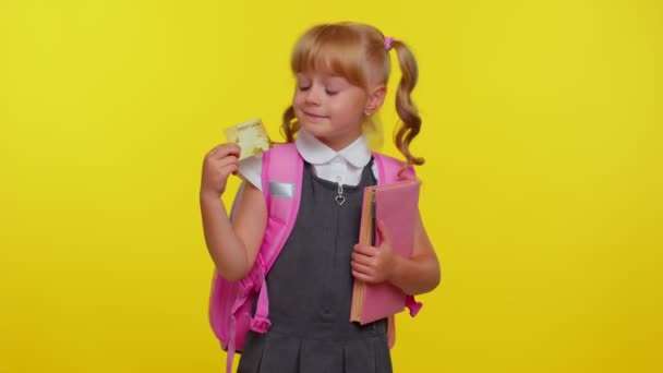 Χαρούμενο αστείο σχολιαρόπαιδο με στολή κρατά στο χέρι πιστωτική κάρτα δείχνει αντίχειρες προς τα πάνω χειρονομία, — Αρχείο Βίντεο