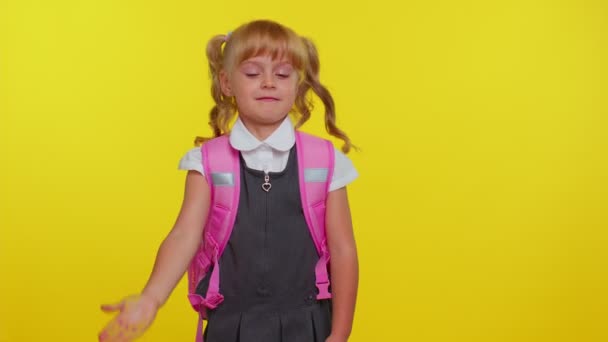 動揺退屈ティーン子供の女の子で学校制服作り顔パームジェスチャー,失望した結果 — ストック動画