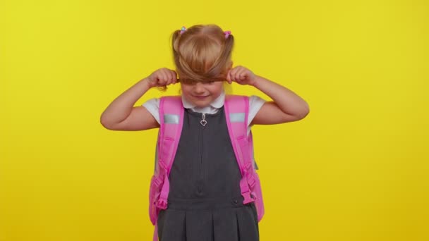 Engraçado menina da escola jogar com rabo de pônei rir brincando fazendo brincalhão expressões faciais bobas — Vídeo de Stock