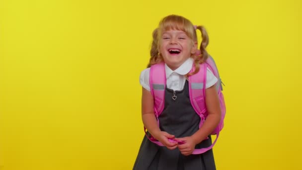 Pequena menina adolescente criança em uniforme escolar rindo em voz alta após anedota ridícula, piada engraçada — Vídeo de Stock