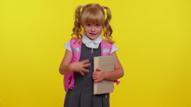 Gelukkig tiener meisje kind in school uniform vieren succes winnen doen winnaar gebaar zeggen ja — Stockvideo