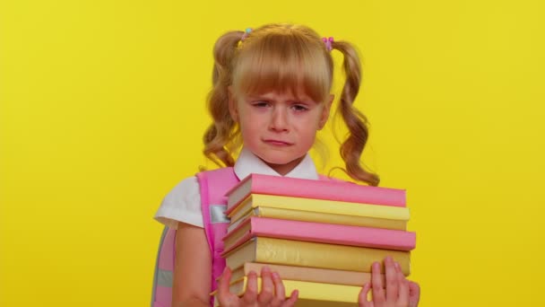Κουρασμένη σπασίκλας παιδί σχολείο φορούν σακίδιο κρατώντας στοίβα από βιβλία, φαίνεται εξαντληθεί, λυπημένος για την εργασία — Αρχείο Βίντεο