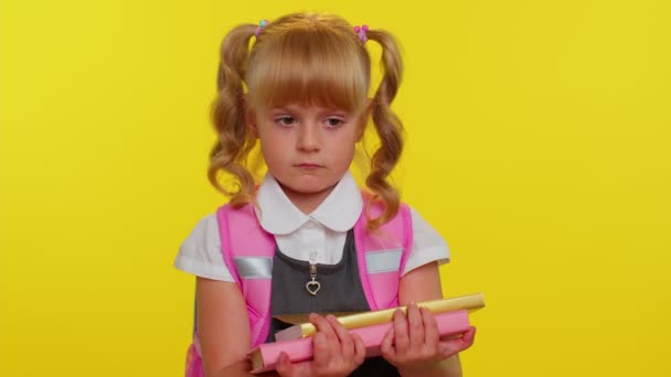 Trött elev flicka som håller tung bunt böcker i händerna, ser olycklig, ledsen från en hel del läxor — Stockvideo