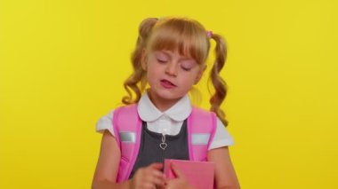 Yorgun liseli kız esniyor, uykulu, ilgisiz, uykusuz, tembel, boş boş gezen, uykusuz.