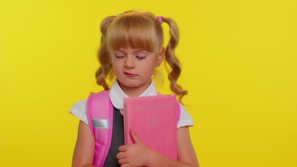 Divertida colegiala sonriente haciendo cara humorística con los ojos cruzados, haciendo el tonto, divirtiéndose, sin cerebro — Vídeo de stock