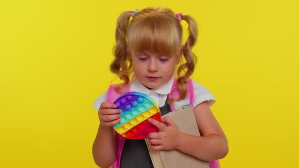 Grappig pupil meisje spelen met pop het zintuiglijke anti-stress speelgoed kind persen op kleurrijke squishy bubbels — Stockvideo