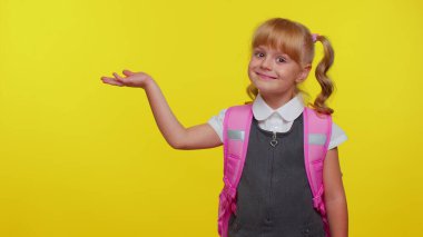 Sırt çantalı, gülümseyen liseli kız promosyon içeriği için fotokopi odasına bakıyor.