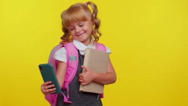 Komik çocuk blogger ilkokul kızı cep telefonundan selfie çekiyor, internetten video bağlantısı kuruyor.