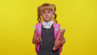 Gülen komik liseli kız gözlerini şaşı yapıp komik bir yüz yapıyor, aptalı oynuyor, eğleniyor, beyinsiz