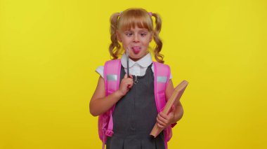 Neşeli, komik liseli kız gözlerini şaşı yapıp, aptal rolü yapıyor, eğleniyor, beyinsiz.