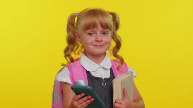 Okul üniformalı kız cep telefonu kullanıyor, yeni mesaj yazıyor, SMS mesajı atıyor, sosyal ağları tarıyor.