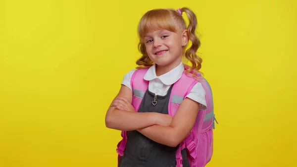 Atrakcyjne blondynka nastolatek student dziewczyna dziecko w szkole mundur nosi różowy plecak trzymając skrzyżowane ramiona — Zdjęcie stockowe