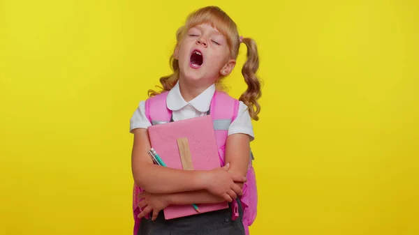 Niña de la escuela cansada bostezando, somnoliento sensación de inatención somnolente perezoso aburrido bostezar, falta de sueño — Foto de Stock