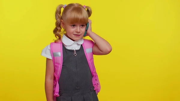 Nespokojená nervózní podrážděná školačka telefonuje s mobilním telefonem matce, rodinná hádka — Stock fotografie