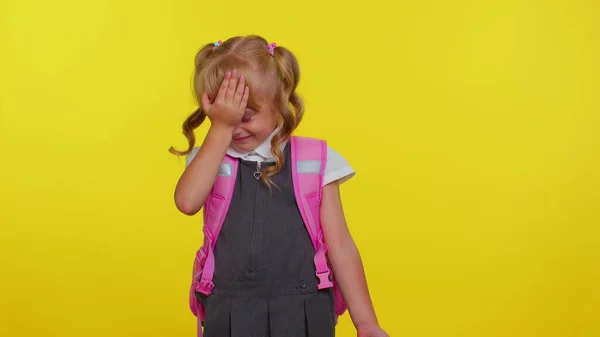 Upprörd tonåring barn flicka i skolan uniform gör ansikte handflata gest, besviken på resultat — Stockfoto
