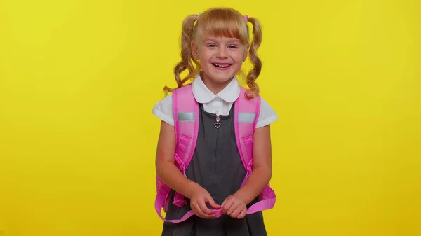 Kleines Teenie-Kind Mädchen in Schuluniform lacht laut nach lächerlicher Anekdote, lustigem Witz — Stockfoto