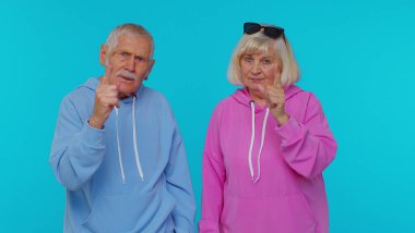 Büyükbaba parmağını sallar ve 