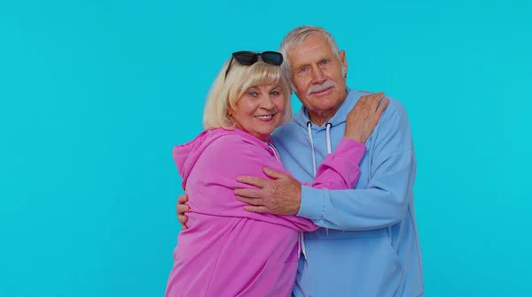 Веселая милая пожилая пара мужчина женщина бабушка и дедушка улыбаются обнимаясь наслаждаясь образом жизни вместе — стоковое фото