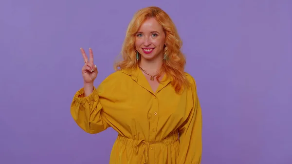 Pretty stylish smiling girl showing victory sign, hoping for success and win, doing peace gesture — Stock Photo, Image