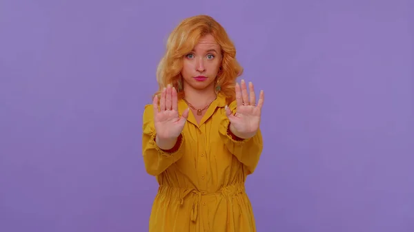 La ragazza dice che non tenere le mani incrociate palmo della mano in stop gesto, avviso di finitura, accesso vietato — Foto Stock