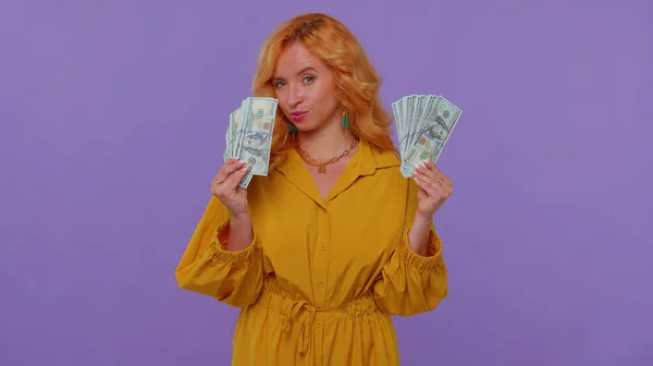 Dumny arogancki bogaty stylowy dziewczyna trzyma pieniądze gotówką w dolarach banknotów, uśmiechnięty, patrząc w aparat — Zdjęcie stockowe