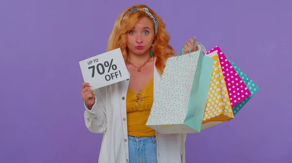Menina ruiva alegre mostrando sacos de compras, Até 70% Off banner inscrições, Black Friday — Fotografia de Stock