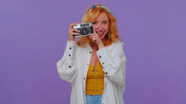 Fotografo turistico donna scattare foto sulla macchina fotografica retrò e sorridente, vacanze estive di viaggio — Foto Stock