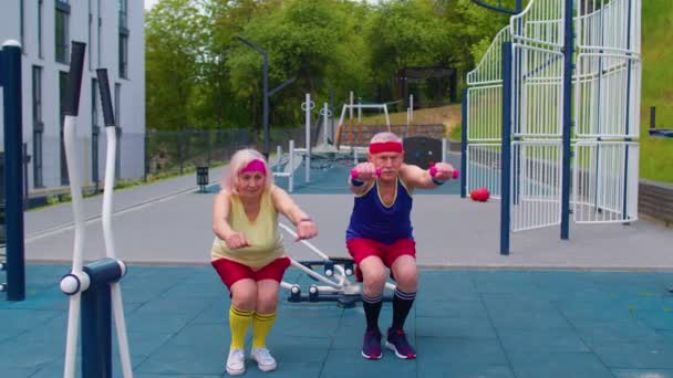 Avó sênior e avô equipe de esportes fazendo agachamento fitness exercício no parque infantil — Vídeo de Stock