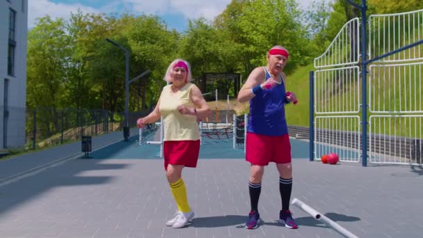 Homme âgé drôle femme athlètes travaillant sur le terrain de basket-ball faire de l'entraînement de danse exercice — Video