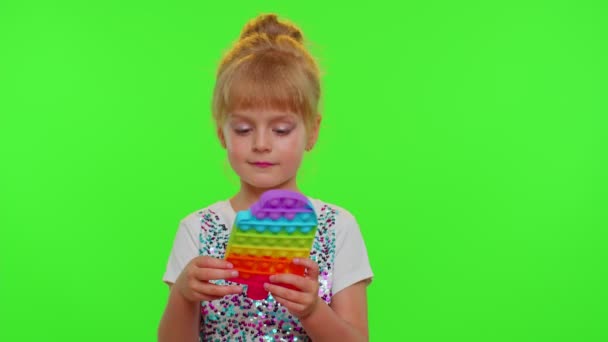 Stylový roztomilý malé dítě hrát s trendy pop to bublina squishy smyslová hračka hra na chroma klíč — Stock video
