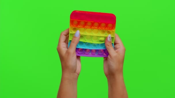 Händer som spelar populära squishy silikonbubblor sensoriska leksak spel isolerad på kroma nyckel bakgrund — Stockvideo