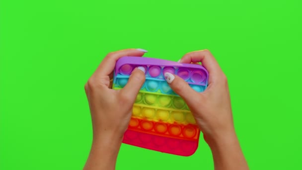 Close-up de mãos de menina jogando espremendo brinquedos anti-stress simples jogo de covinha isolado na tecla chroma — Vídeo de Stock