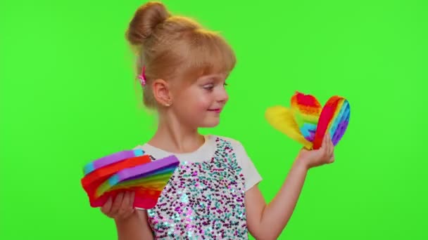 Söt liten barn unge flicka visar squishy silikon touch screen bubblor pop det sensoriska spelet leksaker — Stockvideo