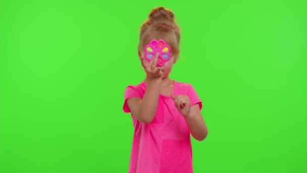 Niña jugando, empujón giratorio pop it juguete fidget burbuja, alivio de la ansiedad de estrés, juego de manos spinner — Vídeos de Stock